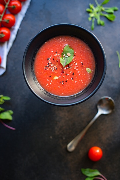 gazpacho van tomatensoep in plaat op tafel