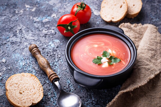 Gazpacho van tomatensoep in stoofpot