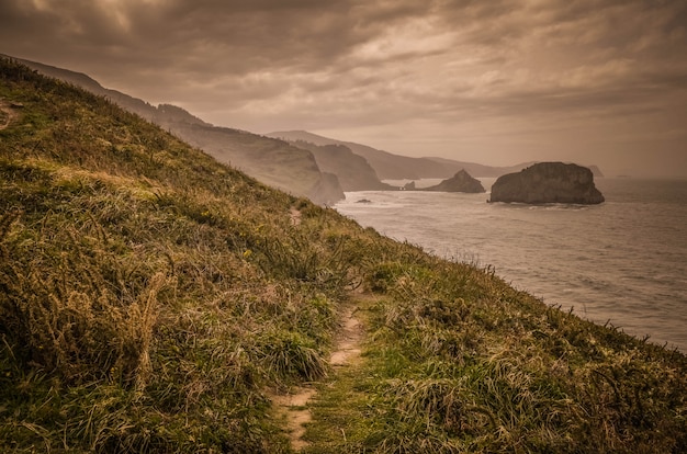 スペイン、バスク地方、ビスカヤのMatxitxakoの灯台から見たGaztelugatxe