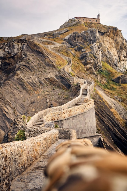 Gaztelugatxe 계단 해안 풍경 관광