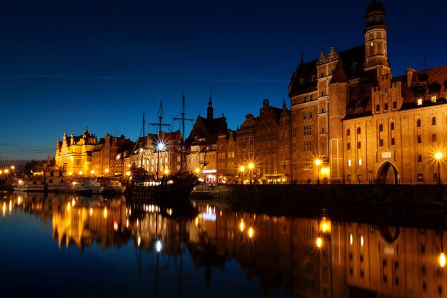 Gdansk bij nacht met bezinning in Motlawa-rivier, Polen