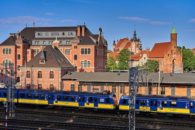 写真 ガダンスク ポーランド 6月26日 2023年 ガダンスクとポーランドの鉄道 古い駅の建物