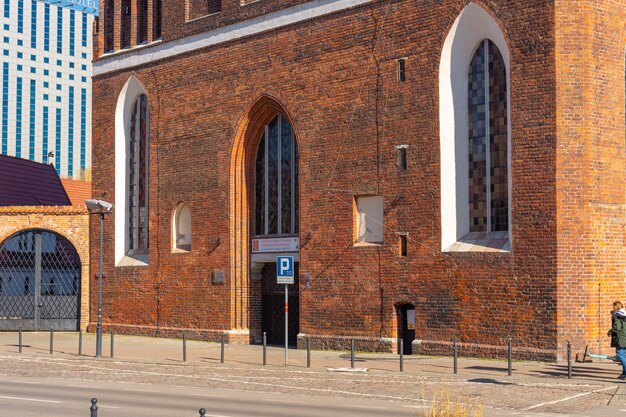 Foto gdansk polen 11 maart 2022 st catherine de oudste kerk van gdansk