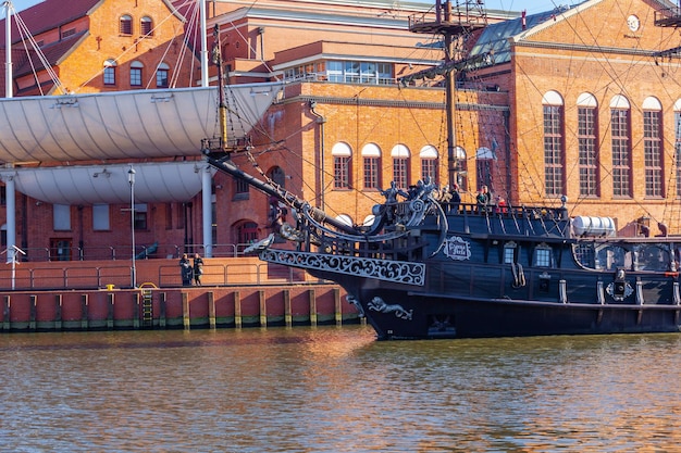 Gdansk Polen 12 maart 2022 Prachtige oude binnenstad van Gdansk en piratenschip als vaartuig