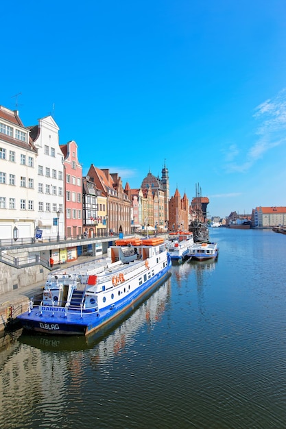 Gdansk, Polen - 8 mei 2014: Veerboten aan de waterkant van de Motlawa-rivier in Gdansk, Polen. Mensen op de achtergrond