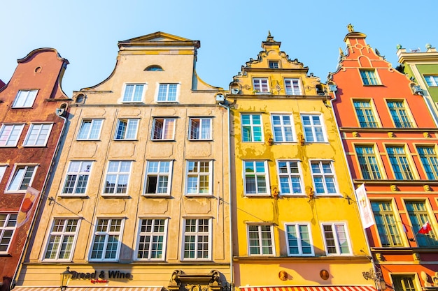 GDANSK POLEN AUGUSTUS 2018 Long Market Street typische kleurrijke decoratieve middeleeuwse oude huizen Koninklijke Route Architectuur van Mariacka street is een van de meest opvallende toeristische attracties Platte ontwerp