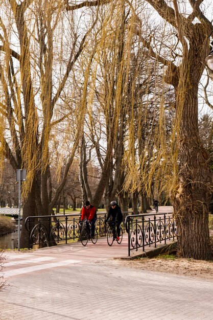 Gdansk Polen mei 2022 Mensen fietsen in het park Sport Recreatie Op de fiets Mensen die langzaam lopen, ontspannen 's ochtends in de open lucht