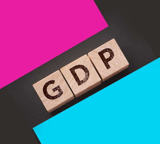 GDP 国内総生産コンセプト キューブ木製ブロック アルファベット組み合わせ略語 GDP 対策国の経済製品とサービスの成長