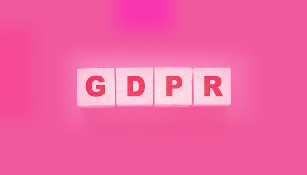 GDPR Word geschreven in houten kubussen op zwart