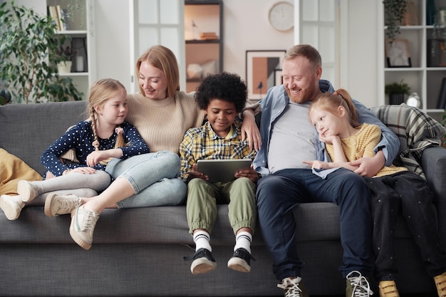 Geadopteerde kinderen genieten van tijd met ouders