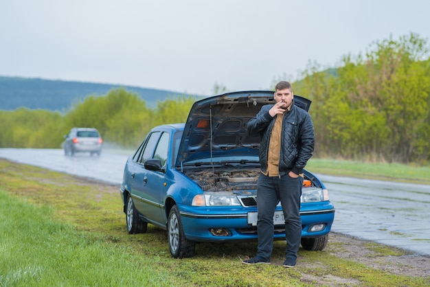 Gealarmeerde bestuurder probeert de auto te repareren