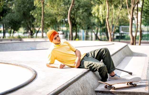 Geamputeerde skater tijd doorbrengen in het skatepark. concept over handicap en sport