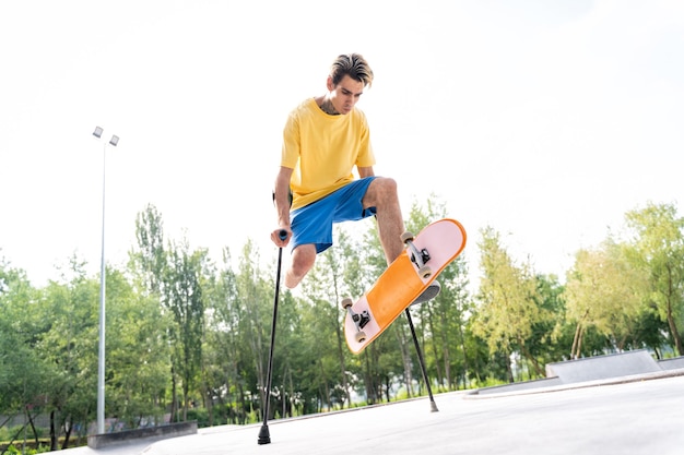 Geamputeerde skater tijd doorbrengen in het skatepark. concept over handicap en sport