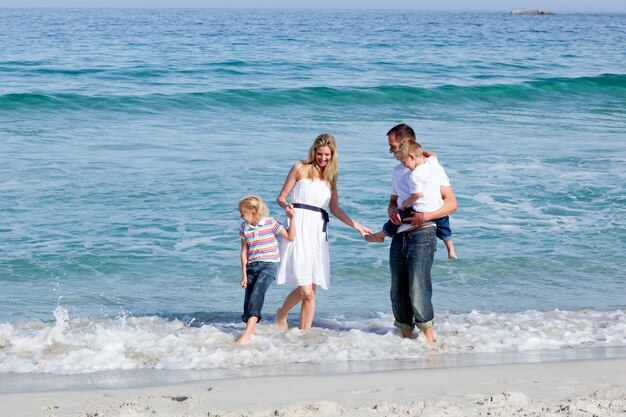 Geanimeerde familie plezier op het strand