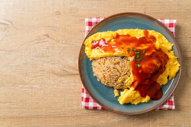 Gearomatiseerde gebakken rijst in een omeletverpakking of omurice in Japanse stijl - Asian food style