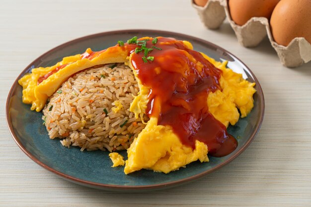 Gearomatiseerde gebakken rijst in een omeletverpakking of omurice in Japanse stijl - Aziatisch eten