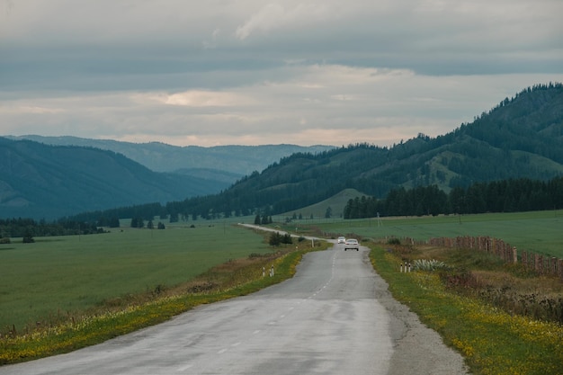 Foto geasfalteerde weg in de bergen van de altai republiek