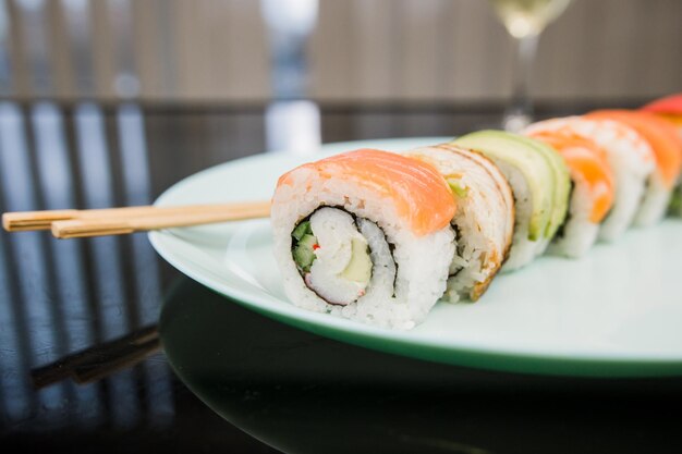 Geassorteerd een sushibroodje met verschillende vullingen op een bord Japanse keuken?