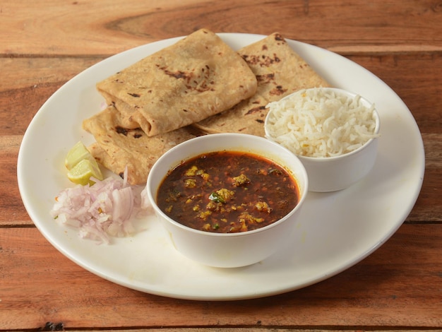 Foto geassorteerd indiaas eten ei juschapati en gekookte rijst op houten achtergrond gerechten en hapjes uit de indiase keuken