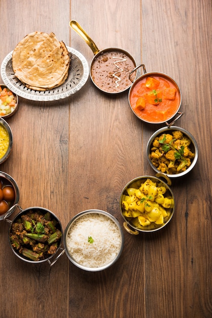 Foto geassorteerd indiaas eten in groep