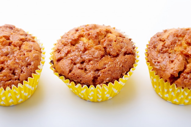 Geassorteerd met Heerlijke eigengemaakte cupcakes met rozijnen en chocolade die op witte achtergrond wordt geïsoleerd. Muffins. Bovenaanzicht Kopieer ruimte.