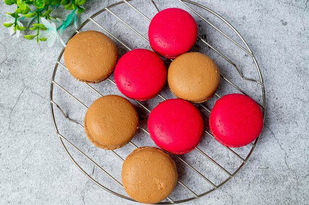 Geassorteerde bitterkoekjes op bakplaat franse koekjes