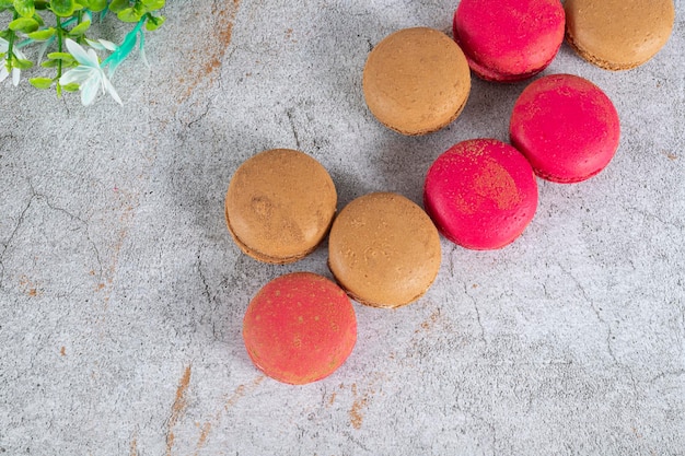 geassorteerde bitterkoekjes op een rij franse koekjes