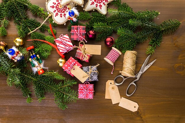 Geassorteerde chocolaatjes in kleine doosjes verpakken voor kerstcadeautjes.