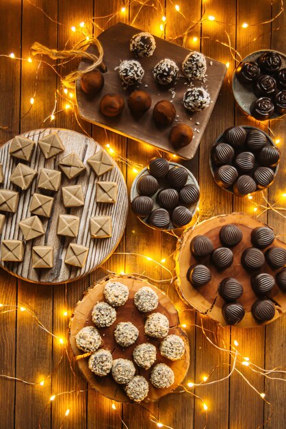 Geassorteerde chocolaatjes op houten tafel met guirlande