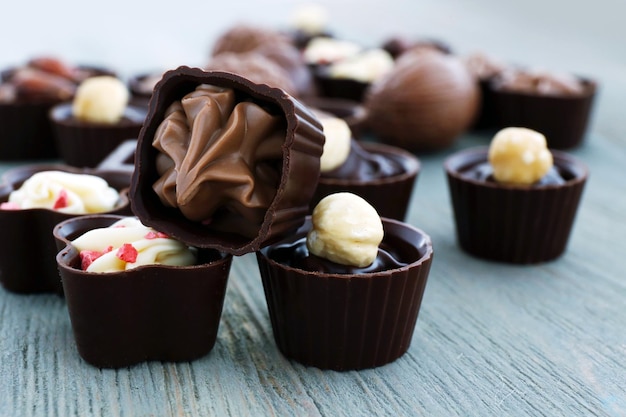 Geassorteerde chocolade snoepjes op houten achtergrond, close-up