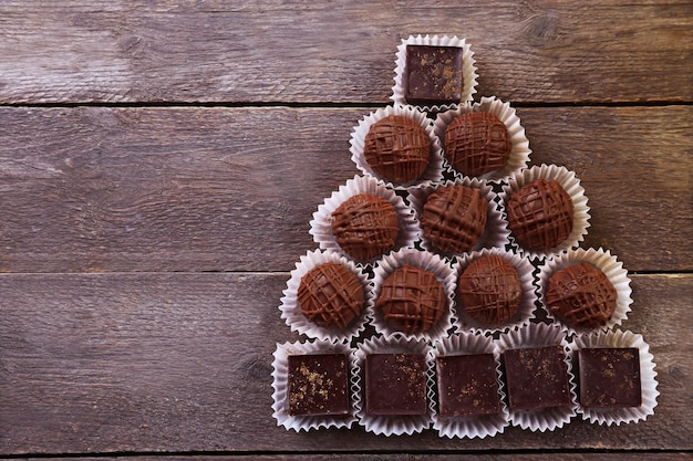 Geassorteerde chocoladesuikergoed op houten achtergrond