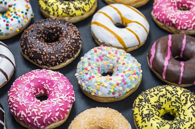 Geassorteerde donuts met verschillende vullingen en suikerglazuur