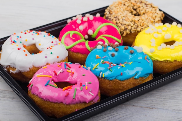 Geassorteerde donuts met verschillende vullingen in de doos