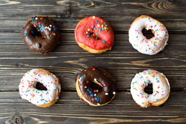 Geassorteerde Donuts op hout achtergrond top-down lay-out kopie ruimte lege ruimte