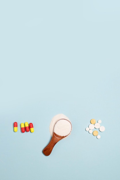 Geassorteerde farmaceutische geneeskunde pillen tabletten en capsules op blauwe achtergrond