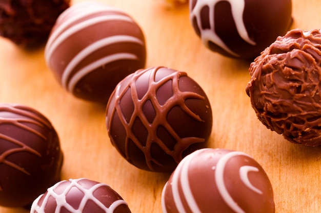 Geassorteerde gastronomische truffels op een houten bord.