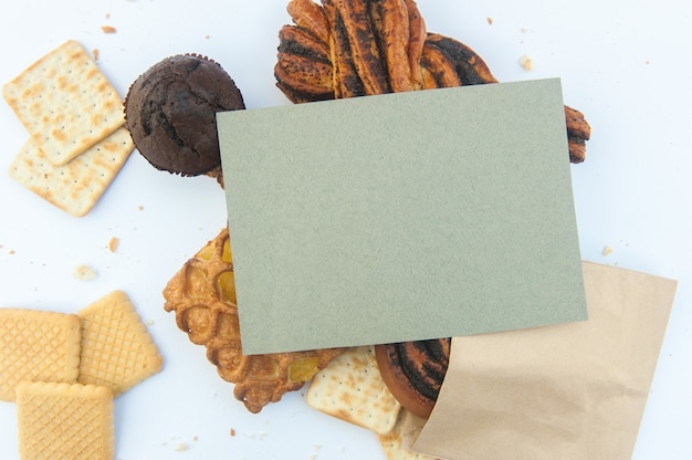 Geassorteerde gebakjes met lege papieren lijst