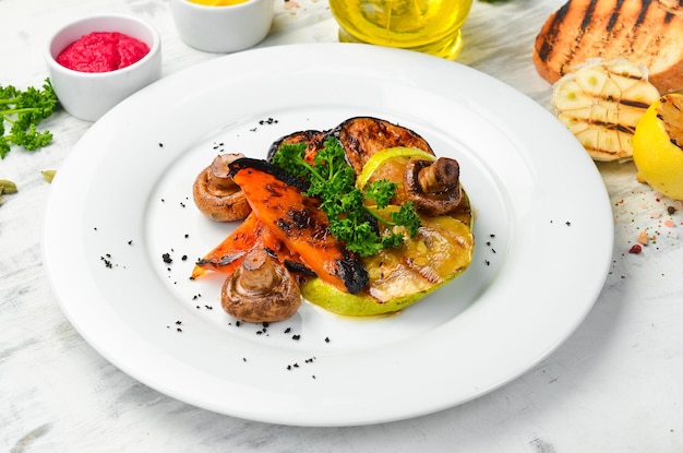 Geassorteerde gegrilde groenten champignons paprika paprika courgette en aubergine op een bord Bovenaanzicht