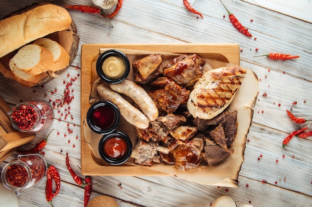 Geassorteerde gegrilde vlees schotel voorgerecht voor bier op het houten oppervlak