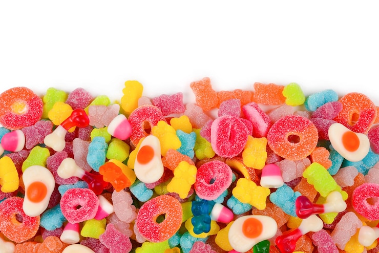 Foto geassorteerde gomachtige snoepjes. bovenaanzicht. jelly snoepjes. geïsoleerd op wit.
