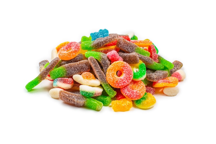 Foto geassorteerde gomachtige snoepjes. bovenaanzicht. jelly snoepjes. geïsoleerd op wit.