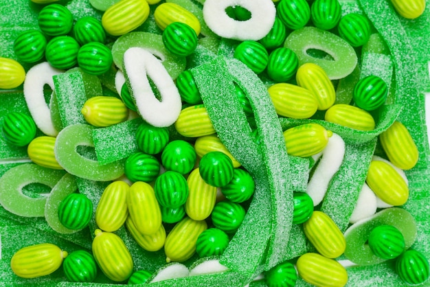 Geassorteerde groene gummy snoepjes achtergrond. Bovenaanzicht. Gelei snoep.