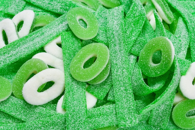 Geassorteerde groene gummy snoepjes achtergrond. Bovenaanzicht. Jelly snoepjes.