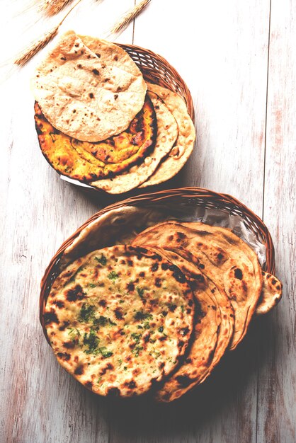 Foto geassorteerde indiase broodmand met chapati, tandoori roti of naan, paratha, kulcha, fulka, missi roti