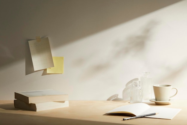 Geassorteerde kantoorbenodigdheden op het bureau