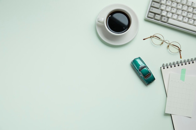 Geassorteerde kantoorbenodigdheden op het bureau