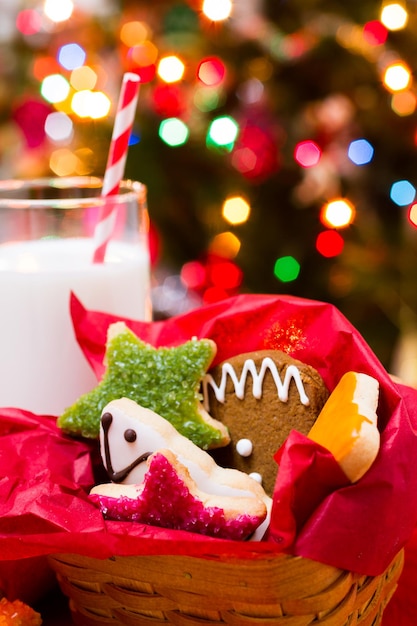 Geassorteerde kerstkoekjes op rode achtergrond.