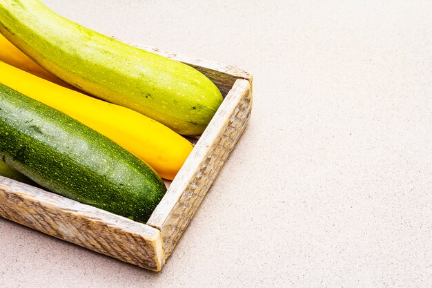 Geassorteerde kleurrijke courgette