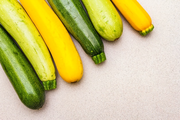 Geassorteerde kleurrijke courgette