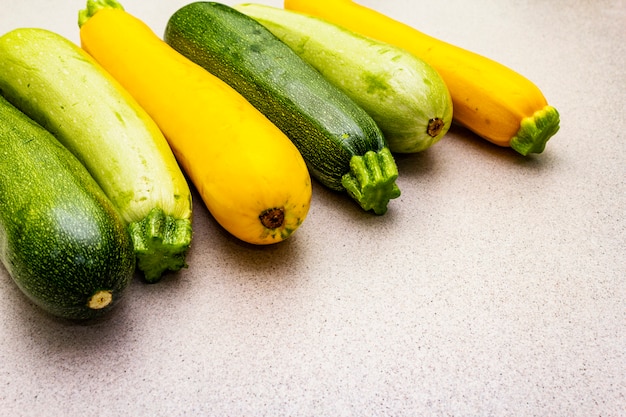 Geassorteerde kleurrijke courgette